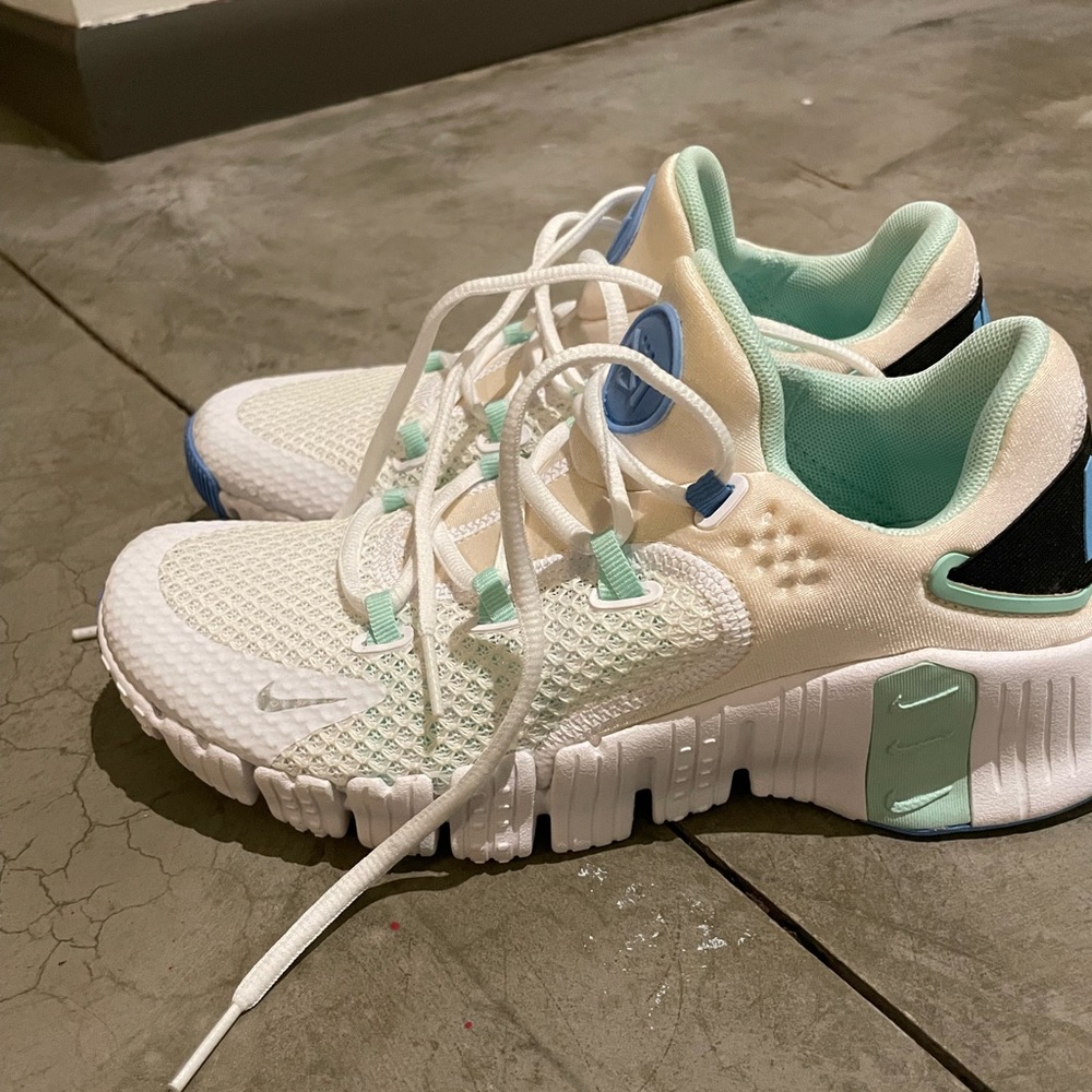 Nike Women's Free Metcon 4 Training Shoes